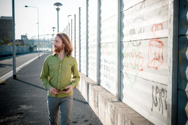 Elegante modello hipster con lunghi capelli rossi e stile di vita barba — Foto Stock