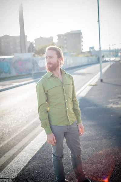 Elegante modello hipster con lunghi capelli rossi e stile di vita barba — Foto Stock