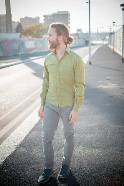 Modelo hipster con estilo de pelo largo rojo y estilo de vida barba —  Fotos de Stock