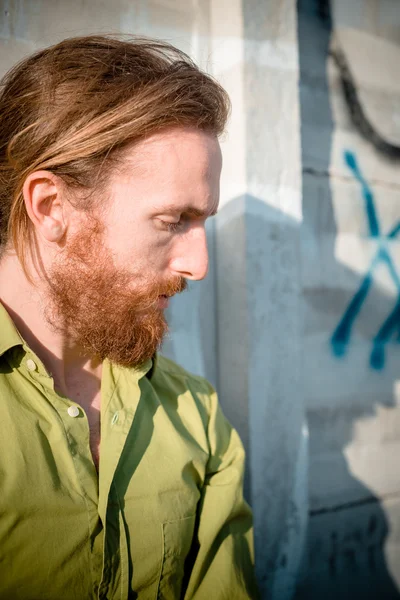 Elegante modello hipster con lunghi capelli rossi e stile di vita barba — Foto Stock