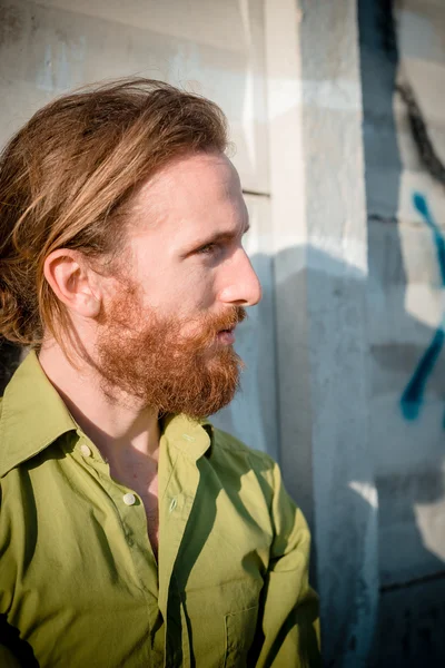 Elegante modello hipster con lunghi capelli rossi e stile di vita barba — Foto Stock