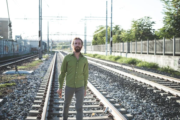 Elegante modello hipster con lunghi capelli rossi e stile di vita barba — Foto Stock