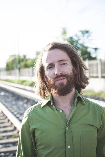 Elegante modello hipster con lunghi capelli rossi e stile di vita barba — Foto Stock