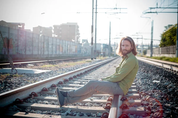 Stijlvolle hipster model met lang rood haar en baard levensstijl — Stockfoto