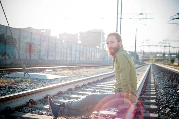 Elegante modello hipster con lunghi capelli rossi e stile di vita barba — Foto Stock