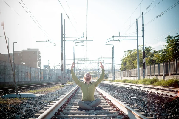 Eleganta hipster modell med långa röda hår och skägg livsstil — Stockfoto