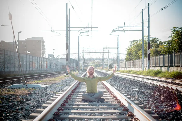 Eleganta hipster modell med långa röda hår och skägg livsstil — Stockfoto