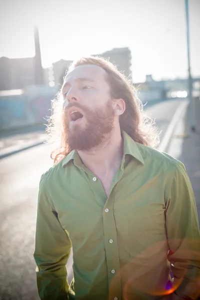 Modèle hipster élégant avec de longs cheveux rouges et style de vie de barbe — Photo