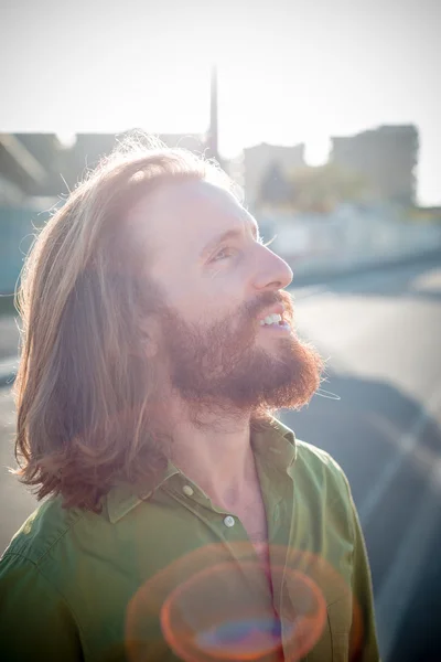 Modelo hipster con estilo de pelo largo rojo y estilo de vida barba —  Fotos de Stock