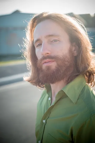 Стильна модель хіпстера з довгим рудим волоссям і способом життя бороди — стокове фото