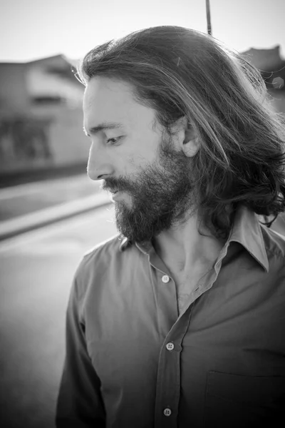 Стильна модель хіпстера з довгим рудим волоссям і способом життя бороди — стокове фото