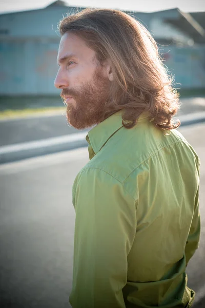 Modelo hipster elegante com longo cabelo vermelho e estilo de vida barba — Fotografia de Stock