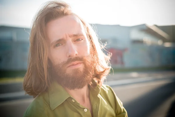 Modelo hipster con estilo de pelo largo rojo y estilo de vida barba — Foto de Stock