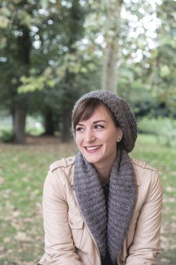 Barda oturan genç güzel kadın