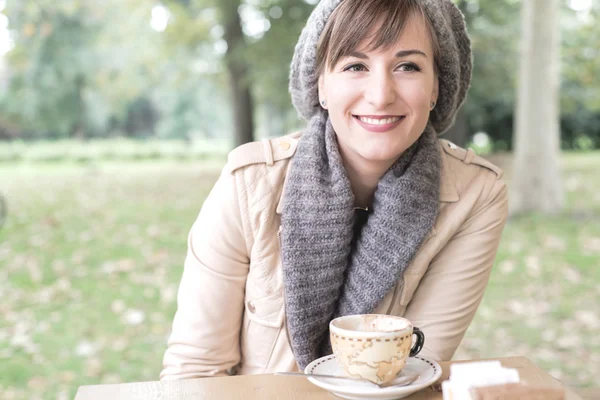 Jonge mooie vrouw zitten aan de balie — Stockfoto