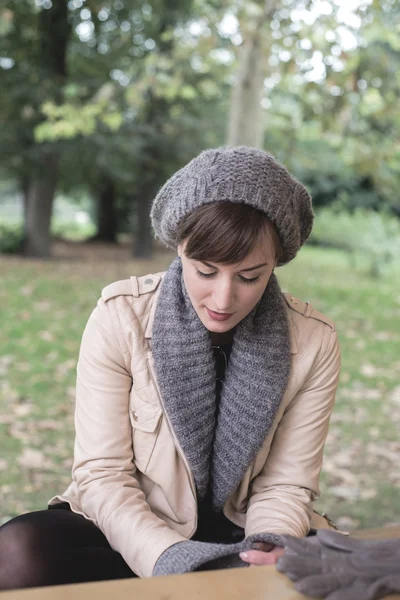 Jonge mooie vrouw zitten aan de balie — Stockfoto