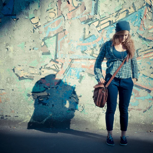 Vackra unga blonda hipster snygg kvinna — Stockfoto