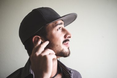 şık bir delikanlı spor şapkası