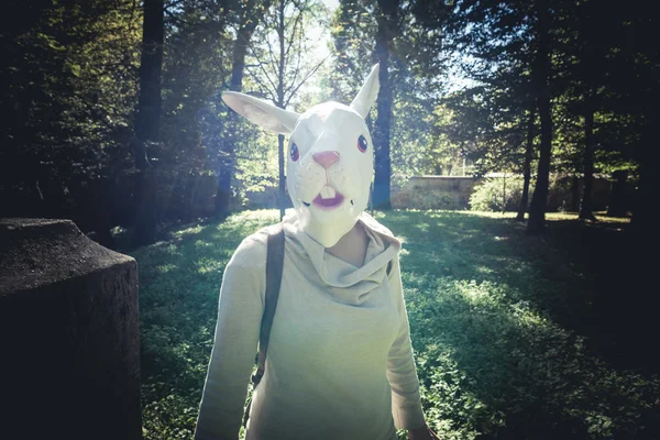 Genç hipster tavşan maskesi kadın Güz — Stok fotoğraf