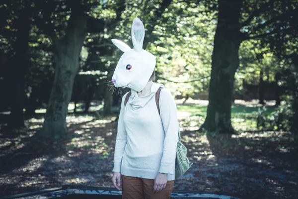 Joven hipster conejo máscara mujer en otoño — Foto de Stock