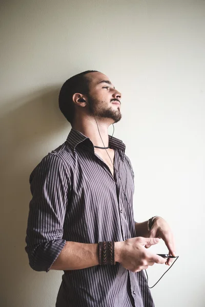 Jovem homem elegante com chapéu esporte — Fotografia de Stock