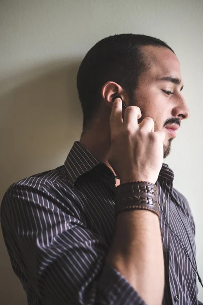 Joven elegante hombre con sombrero deportivo — Foto de Stock