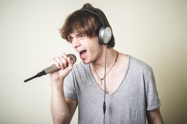 şık genç sarışın hipster adam müzik