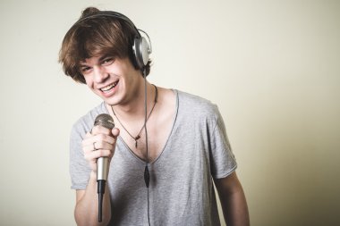 şık genç sarışın hipster adam müzik