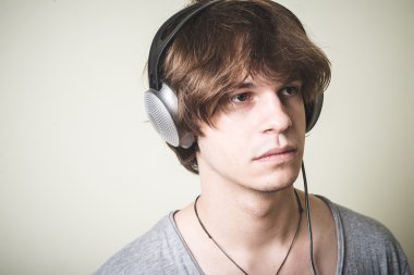 şık genç sarışın hipster adam müzik