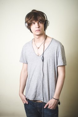 şık genç sarışın hipster adam müzik