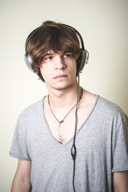 şık genç sarışın hipster adam müzik