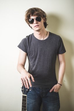 şık genç sarışın hipster adam gitar çalmak