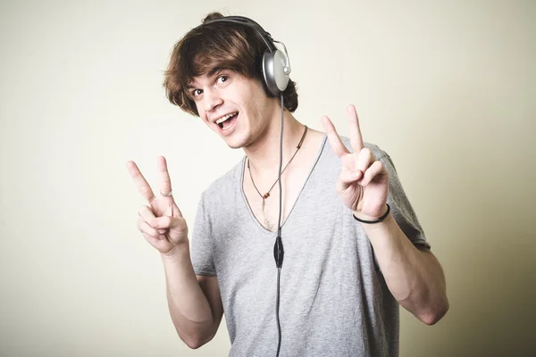 Elegante joven rubia hipster hombre escuchando música — Foto de Stock