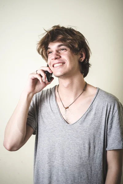 Κομψό νεαρή ξανθιά hipster άνθρωπος στο τηλέφωνο — Φωτογραφία Αρχείου