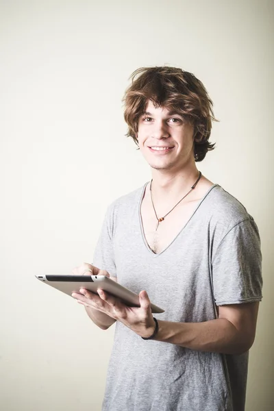 Şık genç sarışın hipster adam tablet kullanma — Stok fotoğraf