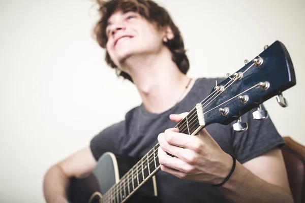 Şık genç sarışın hipster adam gitar çalmak — Stok fotoğraf