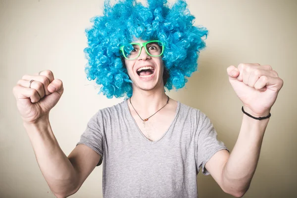 Cara engraçado com peruca azul cantando — Fotografia de Stock