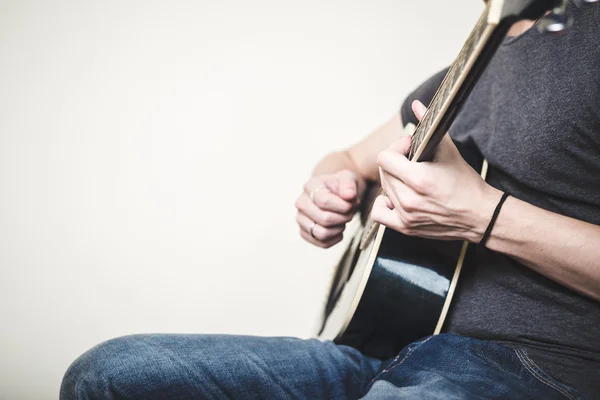 Close-up van de handen spelen gitaar — Stockfoto