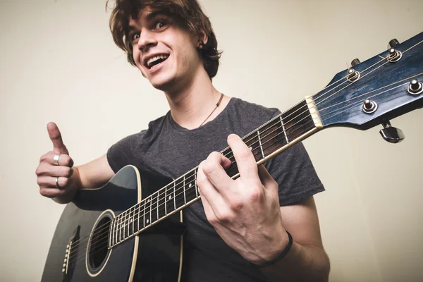 Elegante jovem loira hipster homem tocando guitarra — Fotografia de Stock