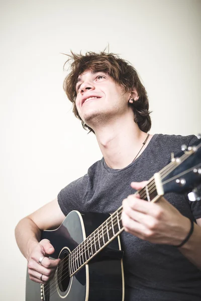 Elegante jovem loira hipster homem tocando guitarra — Fotografia de Stock