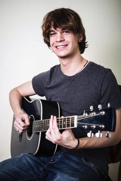 Elegante jovem loira hipster homem tocando guitarra — Fotografia de Stock