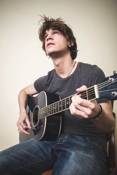 Élégant jeune homme blond hipster jouer de la guitare — Photo