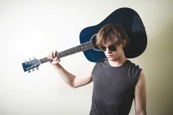 Elegante jovem loira hipster homem tocando guitarra — Fotografia de Stock