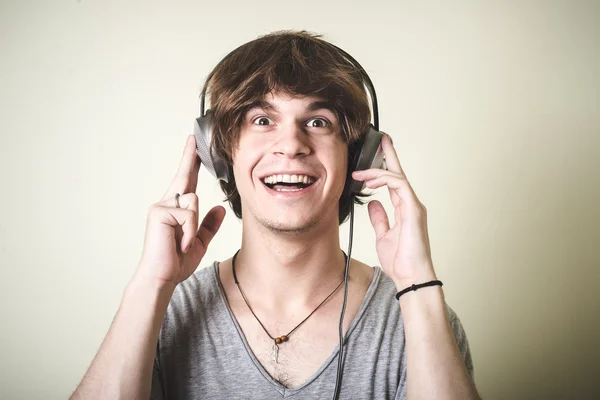 Elegante giovane uomo hipster bionda che ascolta musica — Foto Stock