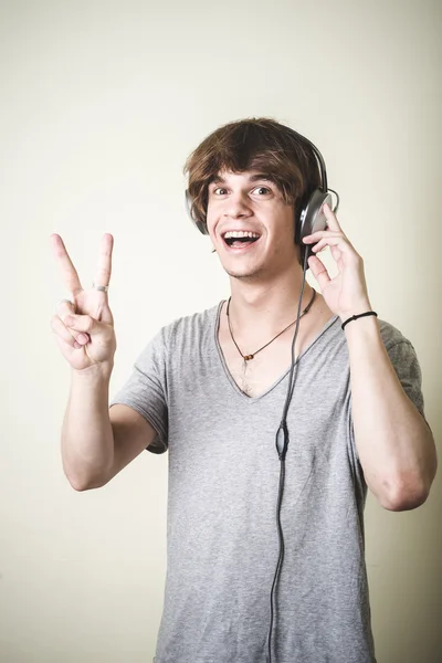 Elegante joven rubia hipster hombre escuchando música — Foto de Stock