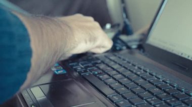 defter üzerinde kulaklık