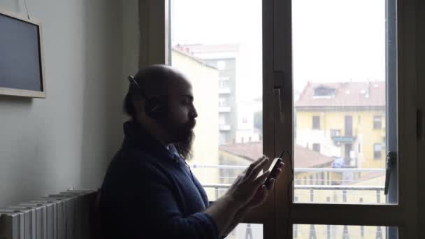 Uomo che ascolta musica — Video Stock