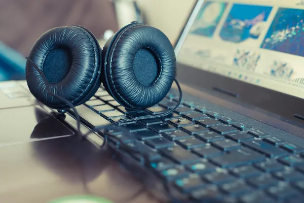 Auriculares en el portátil — Foto de Stock