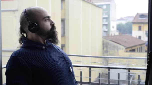 Człowiek słuchający muzyki — Wideo stockowe