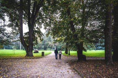 sonbahar park peyzaj yürüme Çift